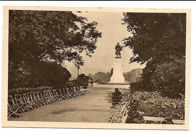 metz  l'esplanade vers le mont st quentin  statue du poilu