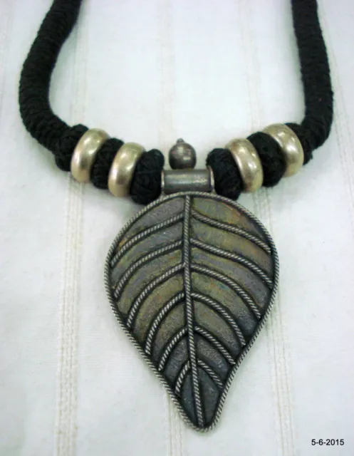 Ethnische Stammes-Halskette mit altem Silberanhänger, traditioneller...