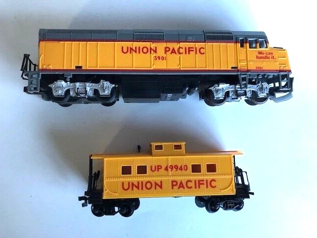 Life-Like HO Union Pacific Diesel Locomotive (3901) and Caboose (49940) - TESTED