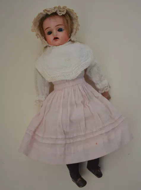 Kleine sehr alte Pappmaché Puppe mit alter Kleidung
