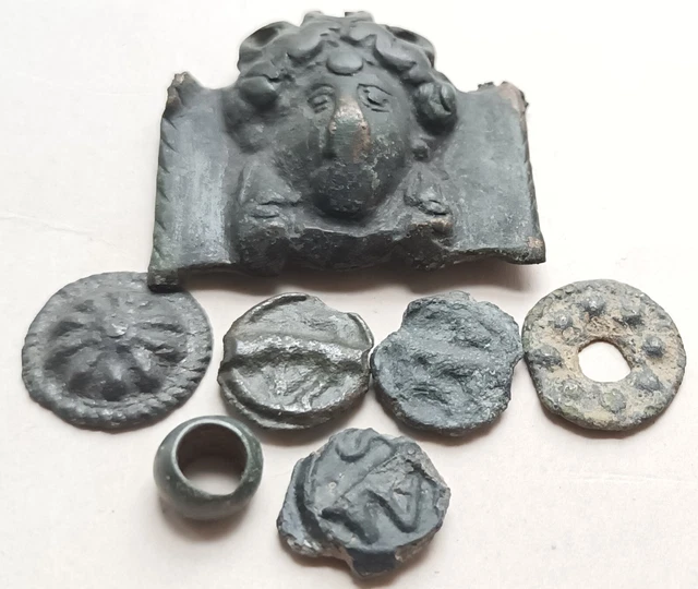 lot de monnaies gauloises . potins TURON, perle, objets médiévaux ,