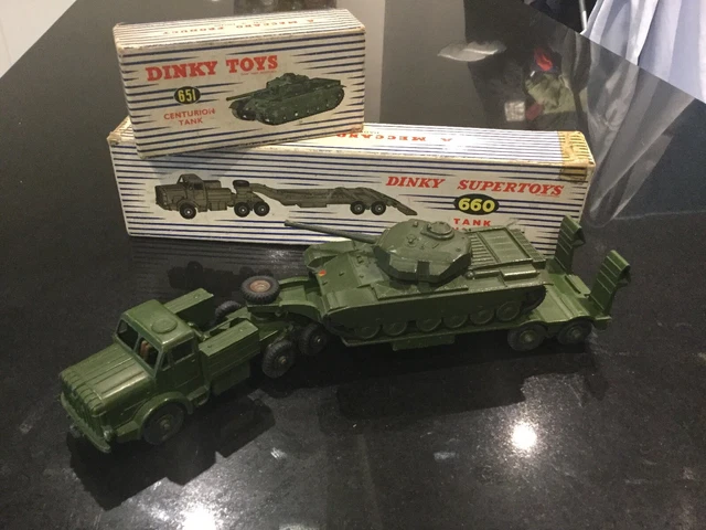 Le porte char miniature de Dinky Toys England avec un char Centurion au 1/55e