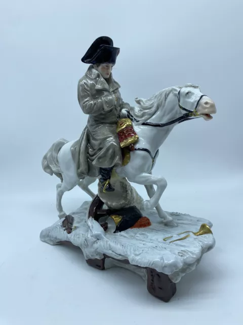 Capodimonte statuina in porcellana Napoleone Bonaparte a Berezina.Altezza 26 cm.