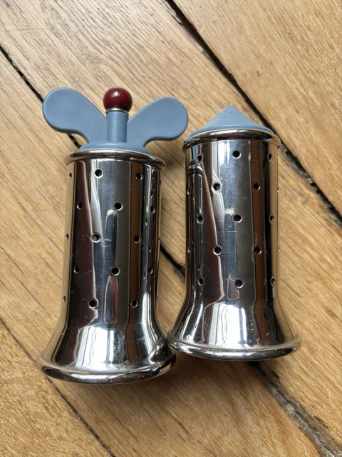 Salière Alessi 5075 - Design Ettore Sottsass, Acier Brillant Et Cristal | Classique Intemporel | 10 Cm