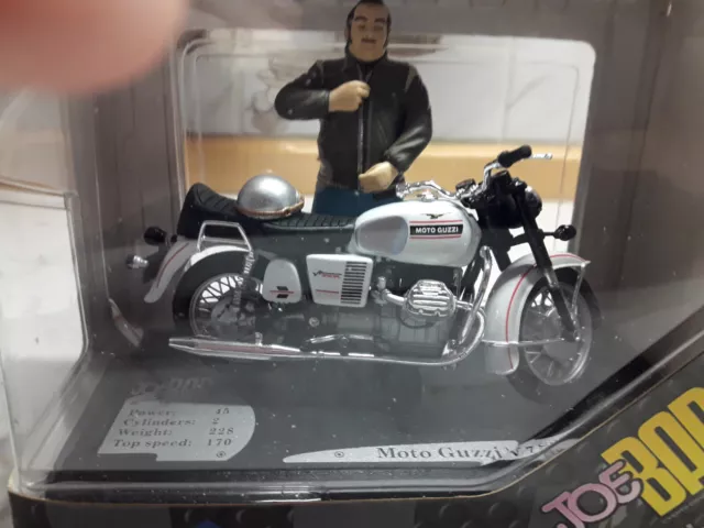 MOTO GUZZI V 7 Special-1971  JOE BAR TEAM MIT FAHRER 1:18 von SOLIDO