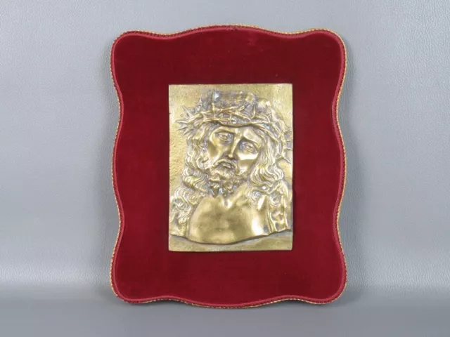 Scultura bronzo Gesu’ quadro sacro in rilievo su cornice velluto rosso anni '900
