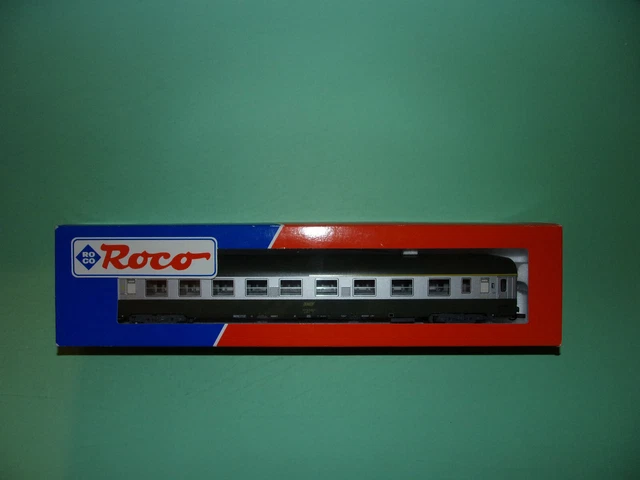 ROCO 44226A - Voiture de 1ére Classe à trois essieux et guérite SNCF e ROCO 44226A - Voiture de 1ére Classe à trois essieux et guérite SNCF e