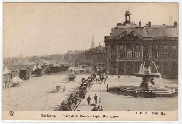 CPA -33-  BORDEAUX - Place de la Bourse et Quai Bourgogne.