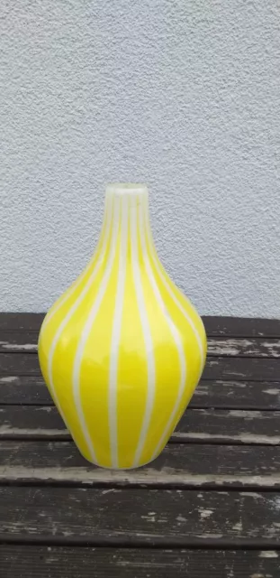 Original gelb/weißer Lampenschirm 50 er Jahre in Kabassenform  Real Vintage