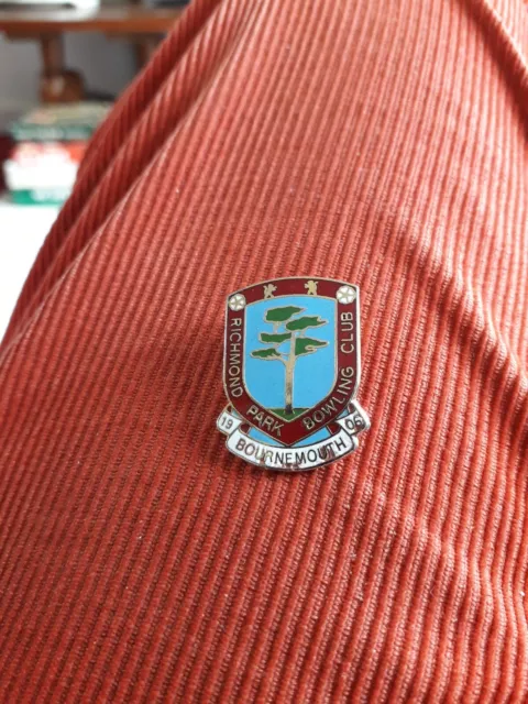 RICHMOND PARK BOWLING CLUB BOURNEMOUTH (Founded 1906) ENAMEL BADGE.