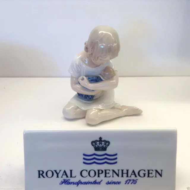 Royal Copenhagen 1021121 Bimba con bambola - Figurine - Rivenditore Autorizzato