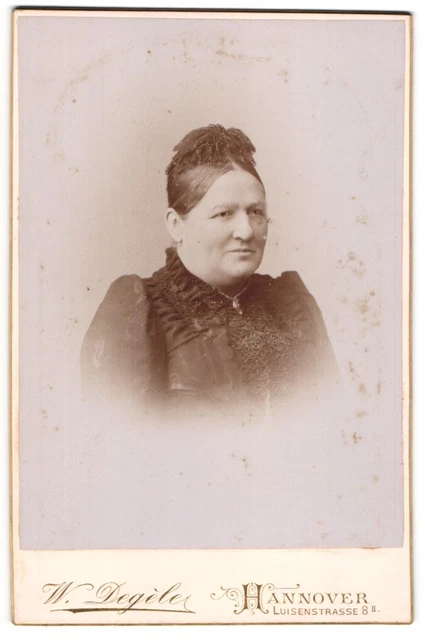 Fotografie W. Degèle, Hannover, Luisenstraße 8 II, Bürgerliche Dame mit strenge