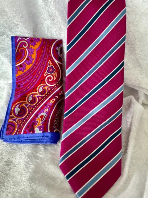Modische Krawatte mit passendem Einstecktuch, Magenta, 100% Seide