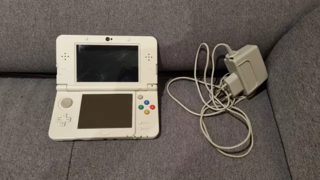 Console nintendo New 3ds Blanche Yoshi + Chargeur Voir Description