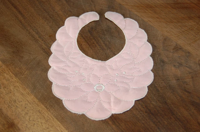 Ancienne Broche Métal – Motif Bébé Et Bavoir – Bijou Vintage Original