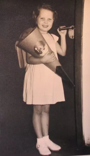 RAR priv. Orig Foto alter Zeit ! liebes Mädchen Einschulung Schultüte Schulgang