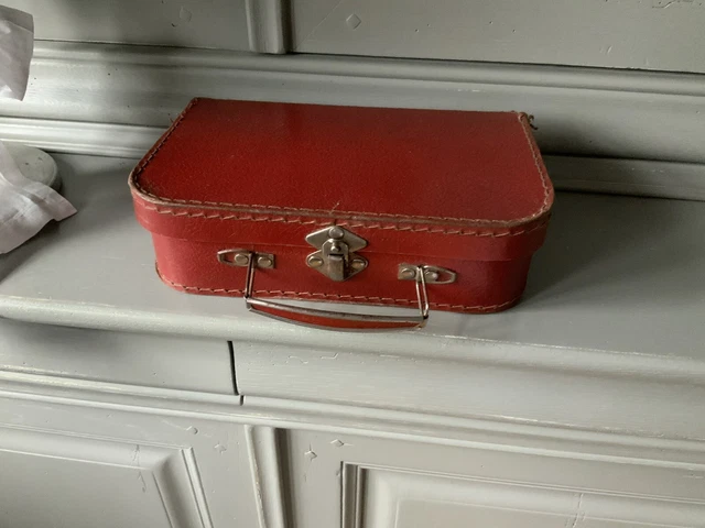 ANCIENNE VALISE D’ENFANT Rouge Et Linge Ancien Lot De Dentelle Coiffe