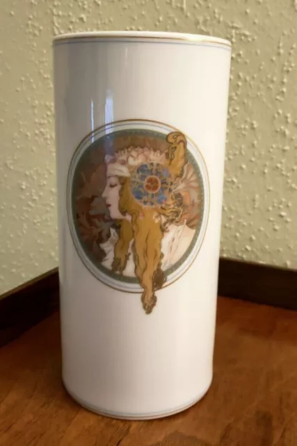 Hutschenreuther Vase Die Blonde Entwurf von Alfons Mucha Höhe ca. 20 cm.