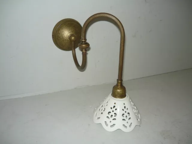 Applique lampada in ottone liberty snodabile con ceramica traforata girevole