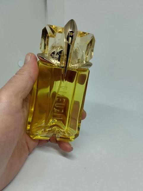 CHANEL A21Broche De Bouteille De Parfum K Fausse Perle Et Cristal CC 763716 CHANEL A21Broche De Bouteille De Parfum K Fausse Perle Et Cristal CC 763716