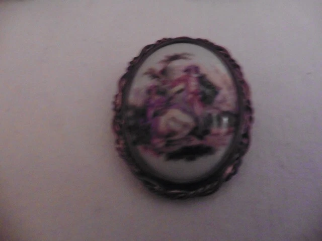 Broche Ancienne En Porcelaine De Limoges - Scène Galante Décorative Vintage