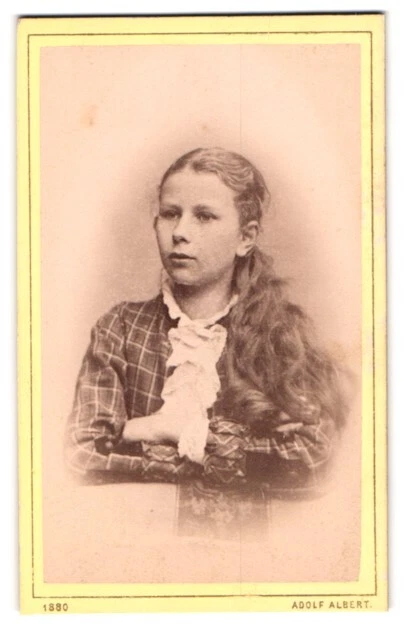 Fotografie Adolf Albert, Bodenbach / Böhmen, junges Mädchen im karierten Kleid
