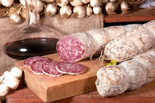 Salami aus reinem Schweinefleisch mit Knoblauch ca. 550 g. - Bazza