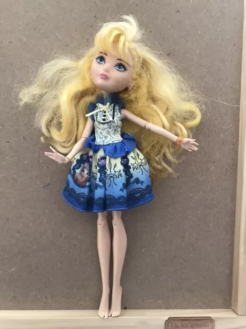 Ever After High Blondie Locks Doll Chapter One - With Dress, Bracelet, Earrings