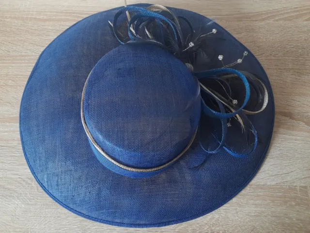 Cappello blu navy con fascia a contrasto e fiocco piuma e diamante dettaglio