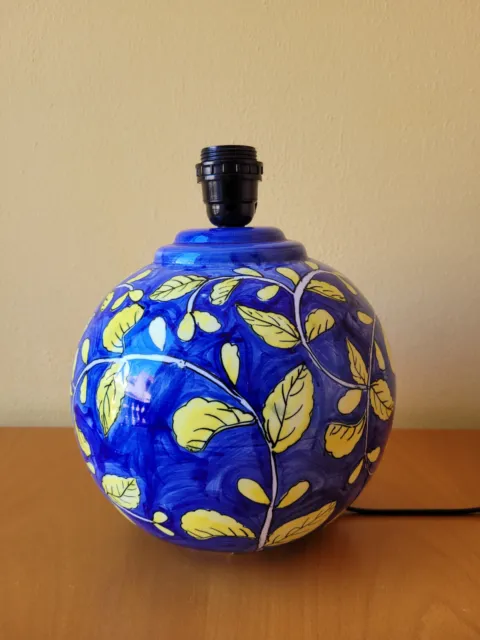 Lampada da tavolo in ceramica blu a disegni gialli