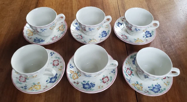 Tasses et soucoupes en porcelaine anglaise