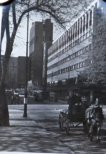 1964 Berlin Müll.Charly mit seinem Pferdefuhrwerk in modernern Welt Foto