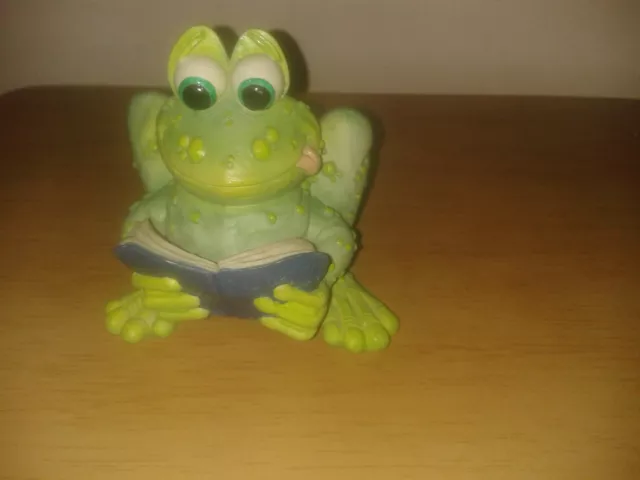 Vintage Sprogz 94. Frog reading book ceramic ornament. (D9)