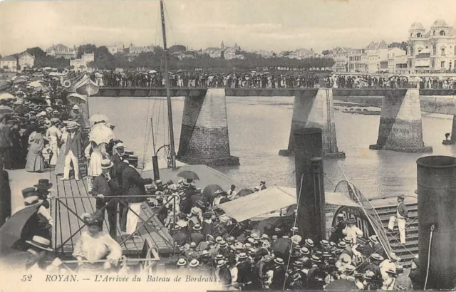 Cpa 17 Royan L'arrivee Du Bateau De Bordeaux