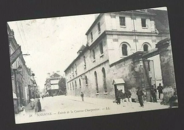 Carte postale ancienne Soissons (Aisne) Entrée de la Caserne Charpentier