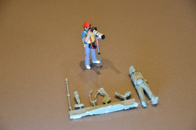 DIORAMA - FIGURINE PHOTOGRAPHE 1/43éme - By TENNESSY 43S02 - à peindre