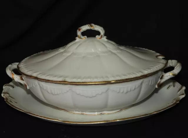° PORCELAINE DE LIMOGES vers 1900, Liseré doré : Grande soupière & Plat ovale