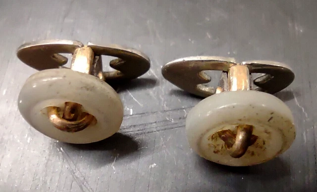 Boutons De Manchette Argentés Maçonniques Décorés De Piliers Et Dallage - Artisanat Français