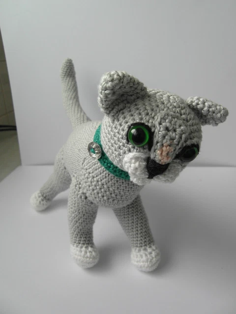 Amigurimi Katze hellgrau 18 cm hoch mit Sicherheitsaugen Handarbeit