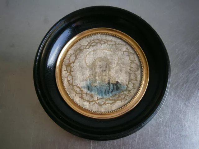 Petit Cadre Rond Decor "Jeune Fille" Broderie Point De Croix Ancien Bois Noirci