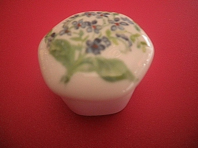 Boite à pilule en porcelaine. USA  "forget me not"
