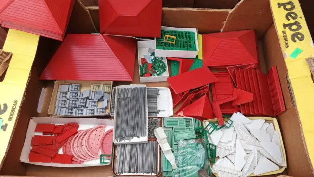 Hundreds Of Parts. Vintage BAYKO Job Lot Building Set.