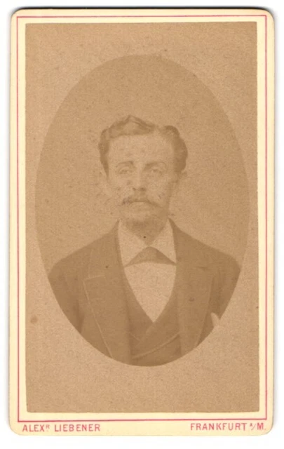Fotografie Alex. Liebener, Frankfurt a. M., Elegant gekleideter Herr mit Schnau