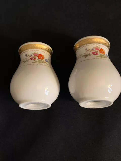 Salière, poivrier en porcelaine, décor fleurs et liseré doré