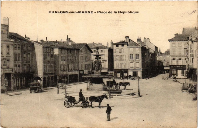 CPA CHALONS-sur-MARNE Place de la Republique (490972)