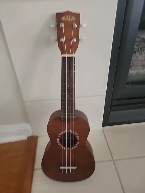 Caoba satinada Kala KA-15S con/estuche, excelente estado usado.