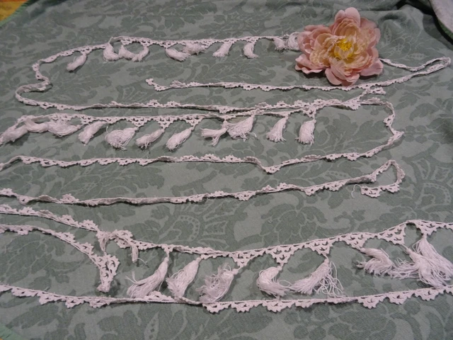 3morceaux 6m,30 de picots  33 pompons  coton crocheté main =vintage ,d époque