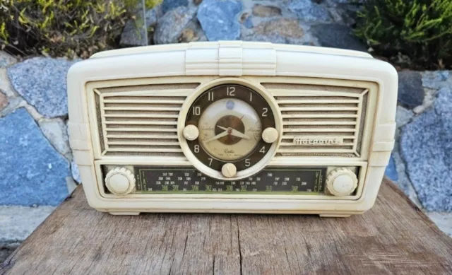 Hotpoint Cream Radio P64 MEC Good Case Vintage Collectible