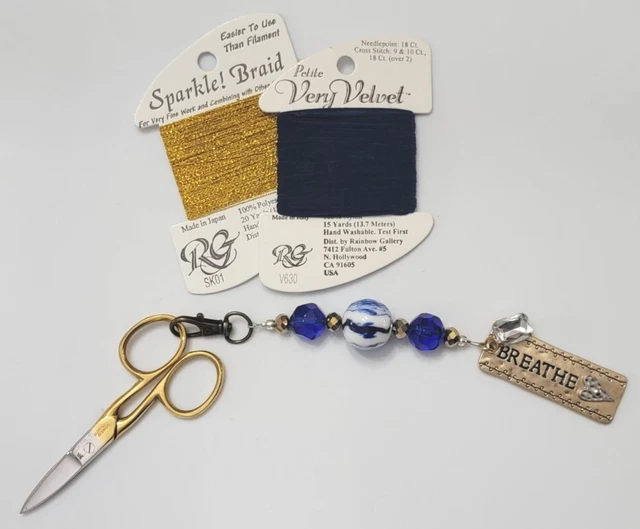 Llavero con cuentas BREATHE azul cobalto y oro y tijeras bordadas vintage chapadas en oro