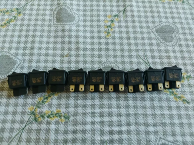 Interruttore a bilanciere 220V 10A unipolare con tasto nero lotto 9pz